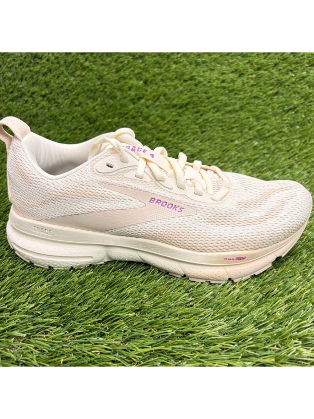 Brooks Trace 4 Womens Size 6 Cream White Purple Athletic Running Shoes Sneakers